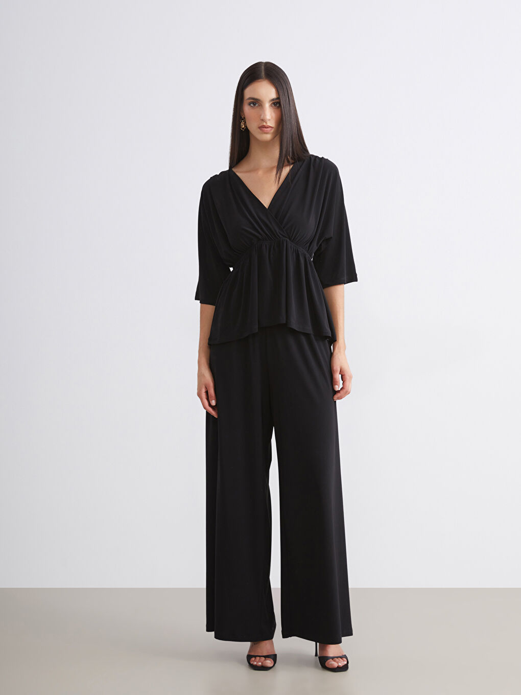 Siyah Kruvaze Yaka Büzgülü Bluz-1