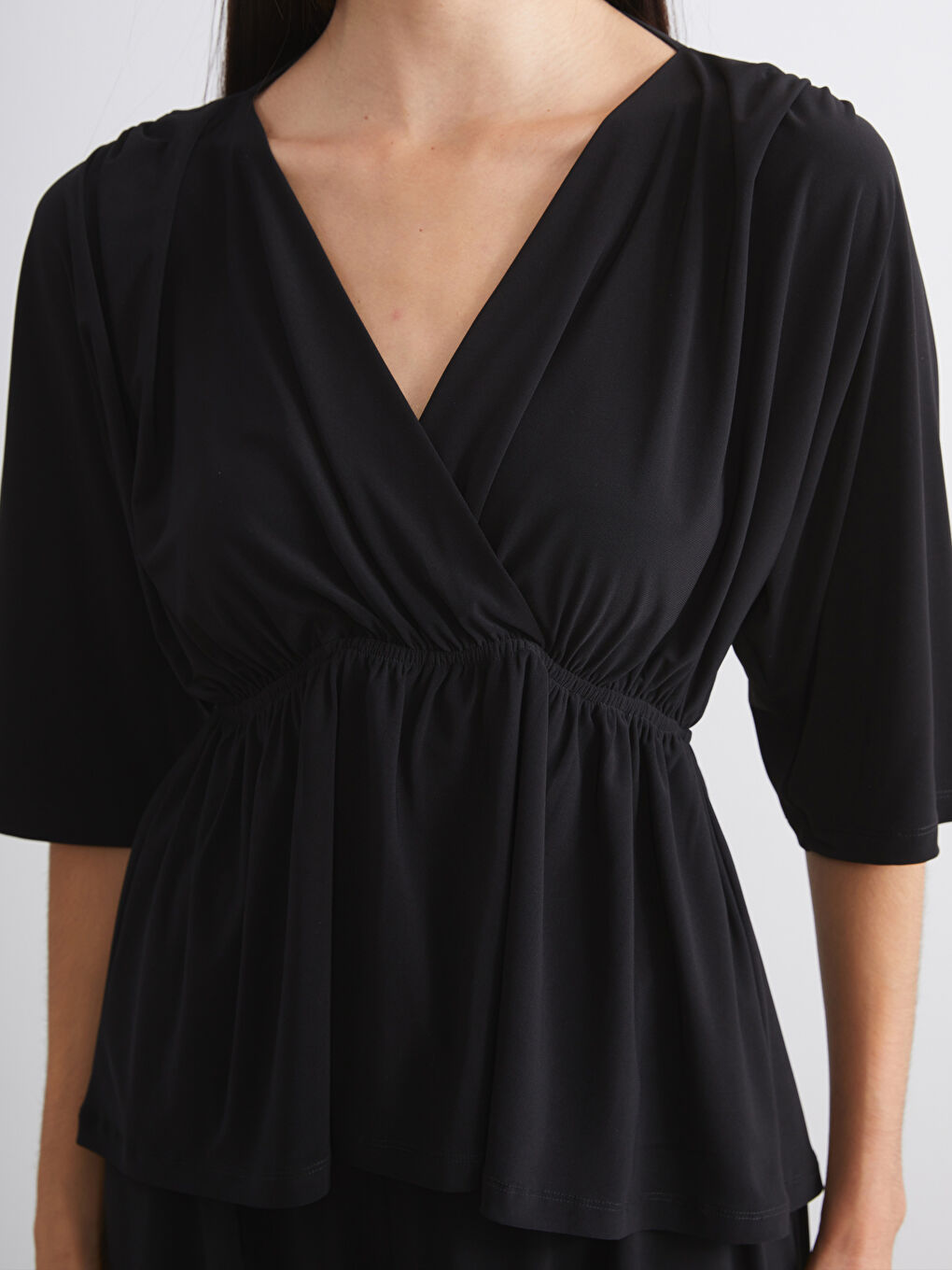 Siyah Kruvaze Yaka Büzgülü Bluz-2