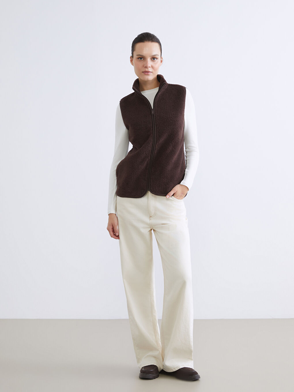 Kahverengi Dik Yaka Kadın Polar Yelek-1