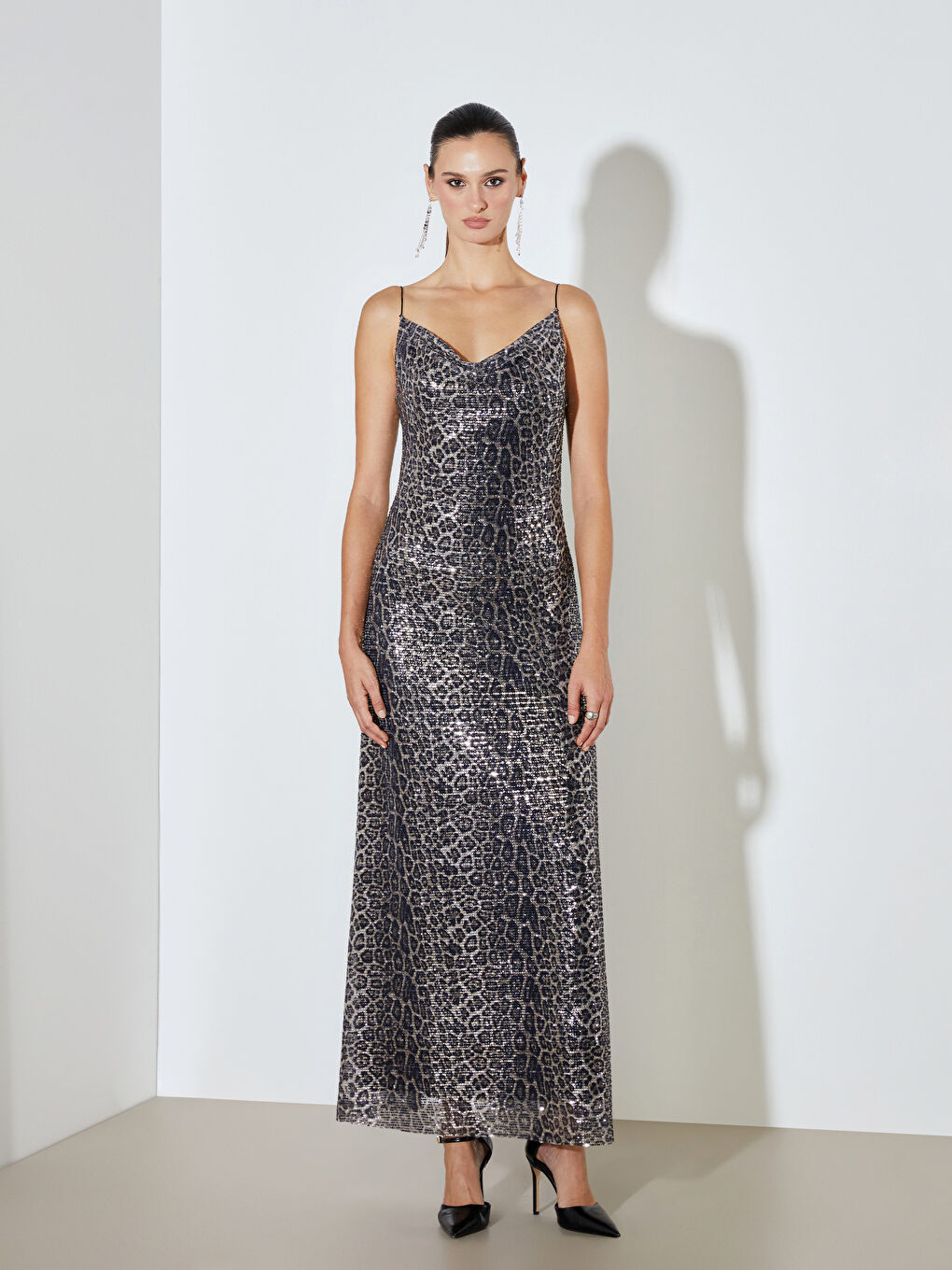 Kahverengi V Yaka Leopar Desenli Pullu Elbise-1