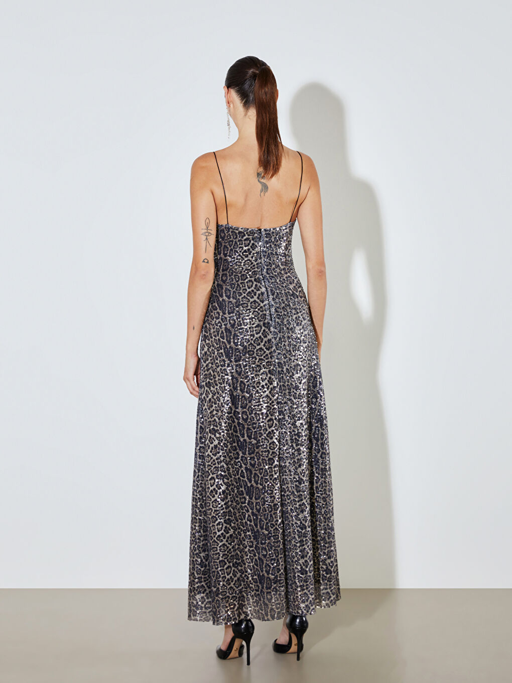 Kahverengi V Yaka Leopar Desenli Pullu Elbise-4