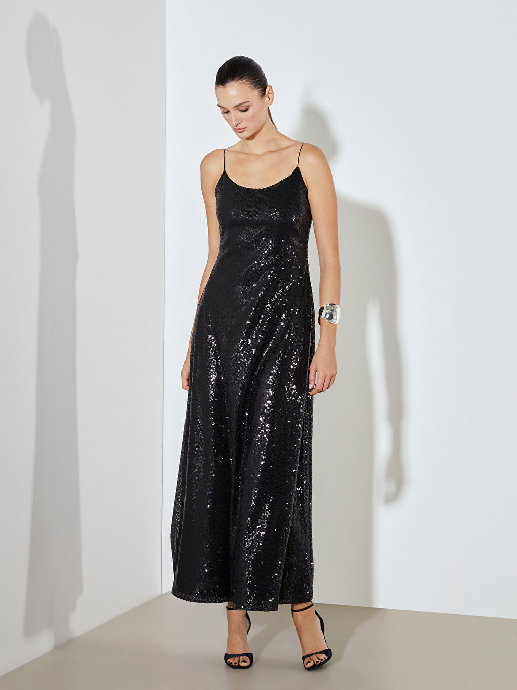 Siyah U Yaka Askılı Payetli Elbise