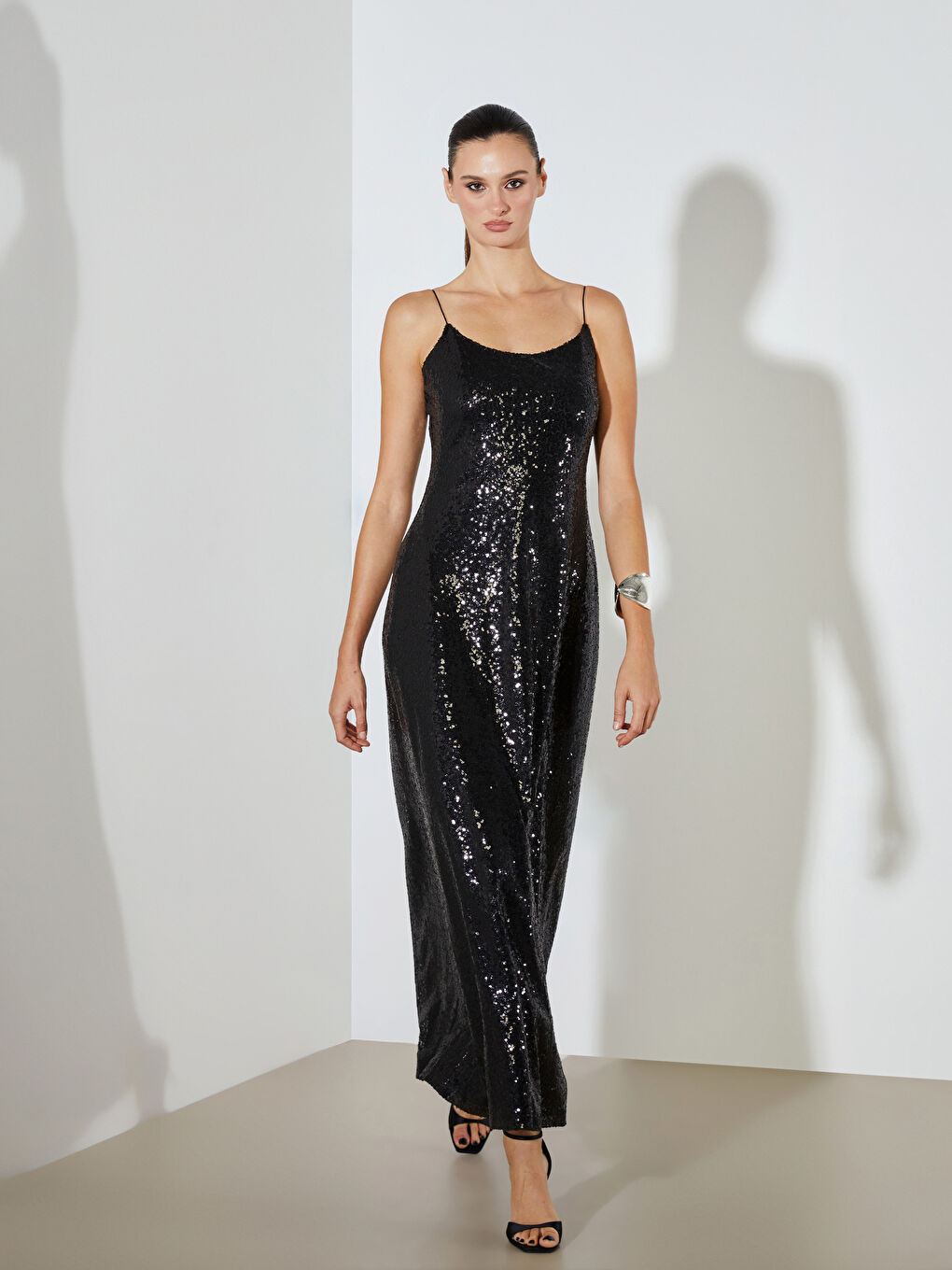 Siyah U Yaka Askılı Payetli Elbise-1