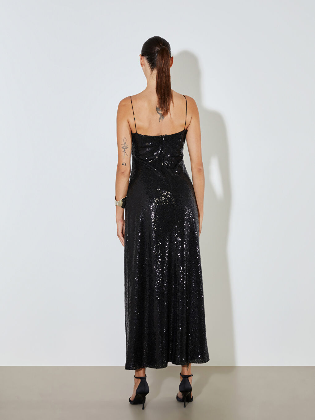 Siyah U Yaka Askılı Payetli Elbise-4