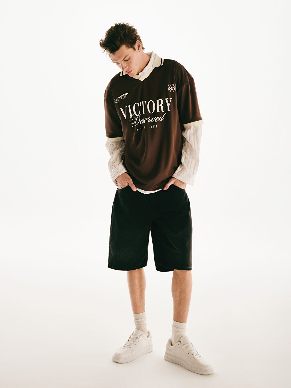 Ерлерге арналған поло жағалы принтті футболка