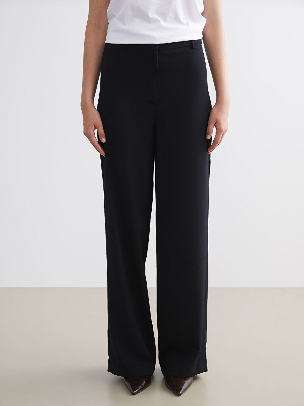 Siyah Standart Fit Geniş Paça Kadın Pantolon-1