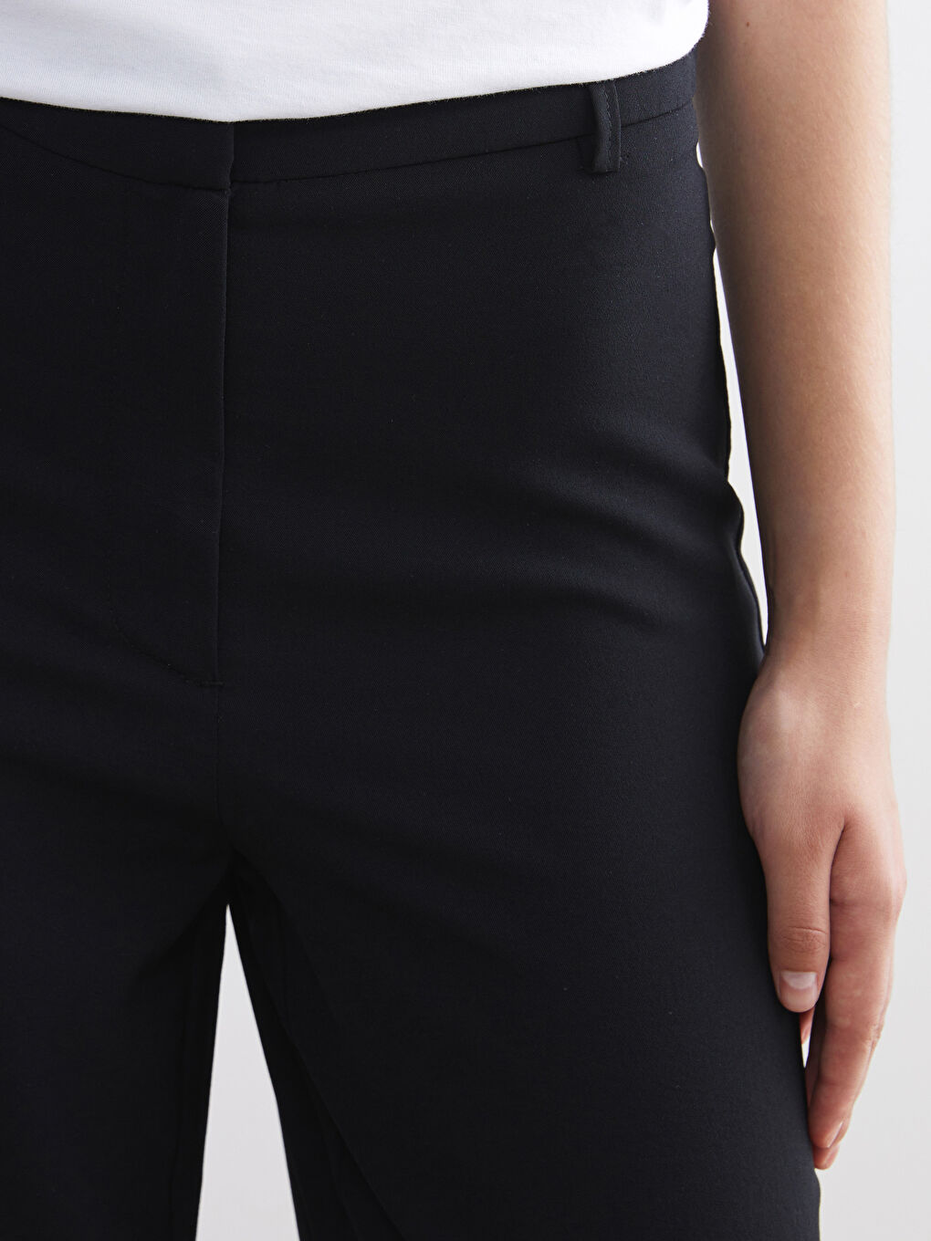 Siyah Standart Fit Geniş Paça Kadın Pantolon-2