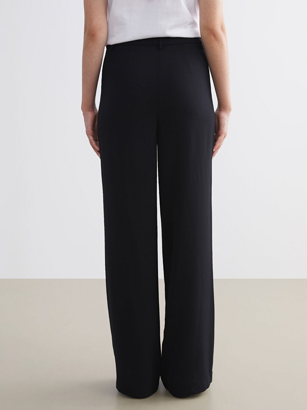 Siyah Standart Fit Geniş Paça Kadın Pantolon-3