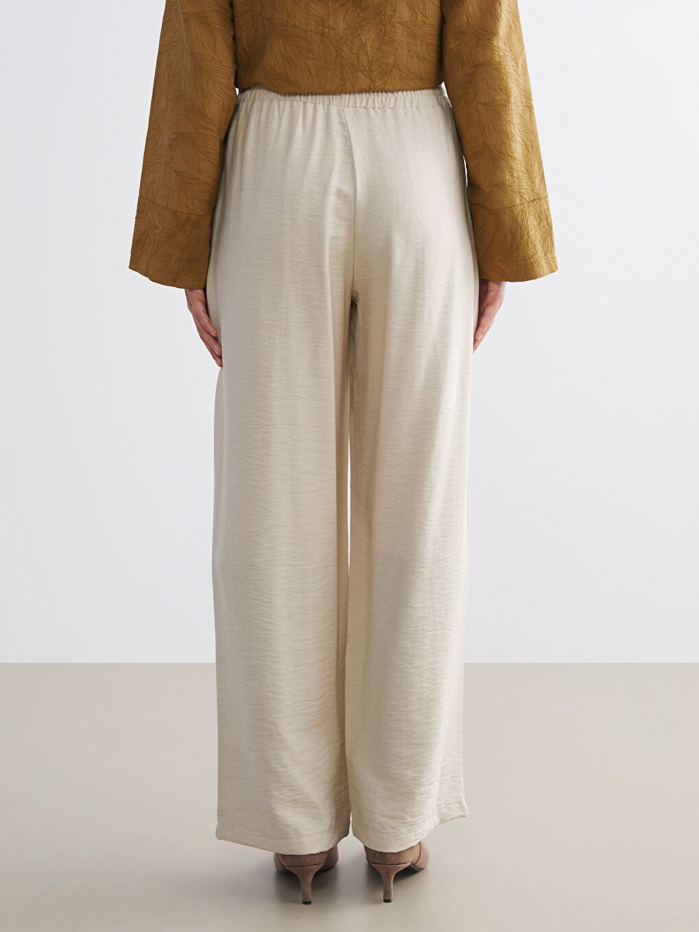 Bej Beli Lastikli Geniş Paça Kadın Pantolon-3