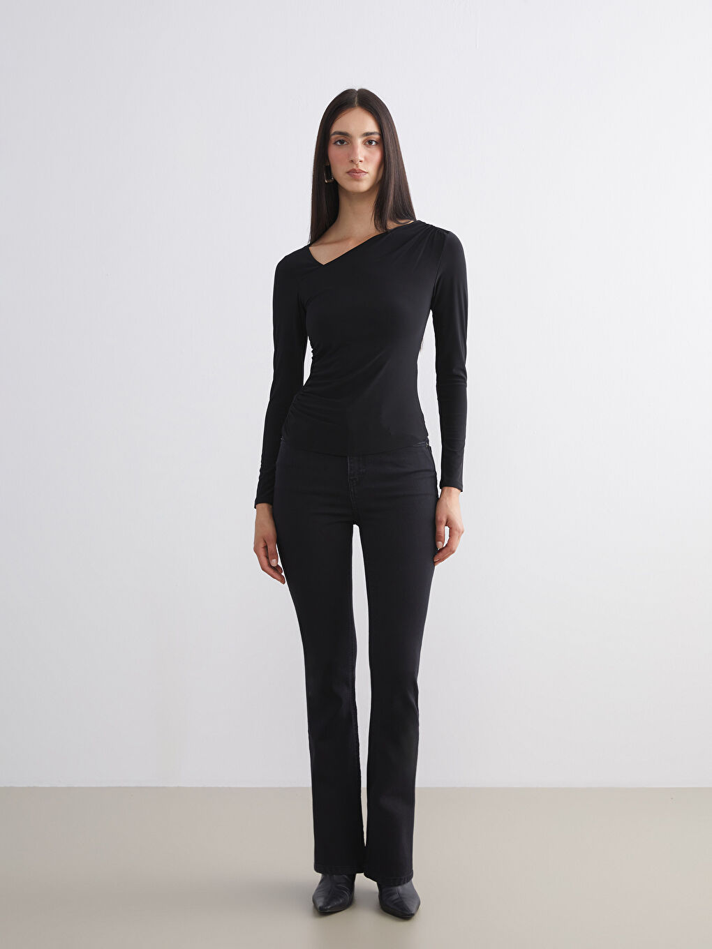 Siyah Asimetrik Yaka Büzgülü Bluz-1