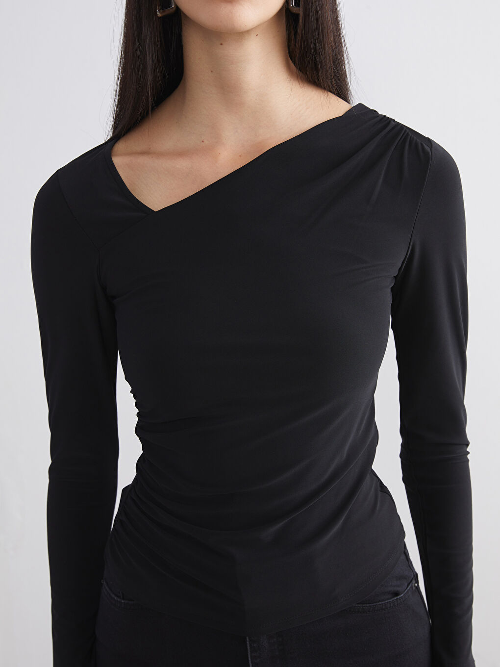 Siyah Asimetrik Yaka Büzgülü Bluz-2