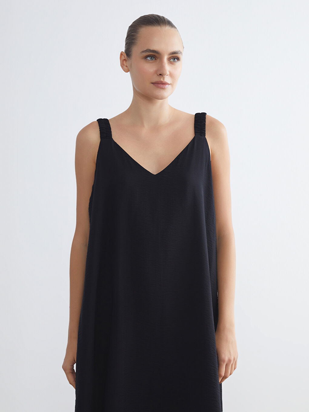 Siyah V Yaka Askılı A Kesim Elbise