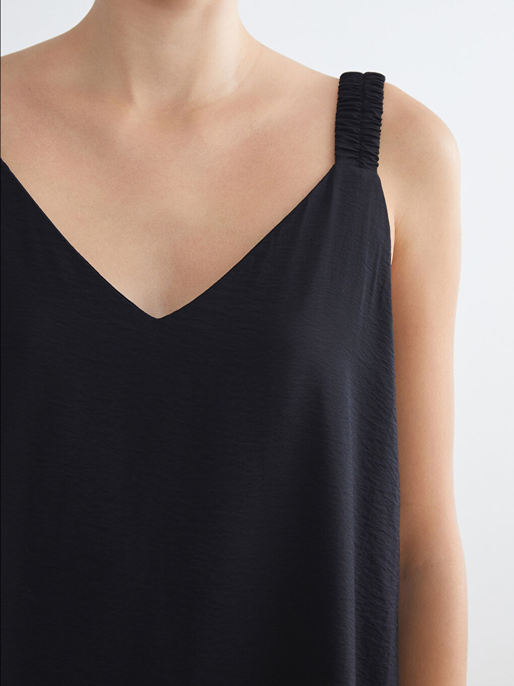 Siyah V Yaka Askılı A Kesim Elbise-2