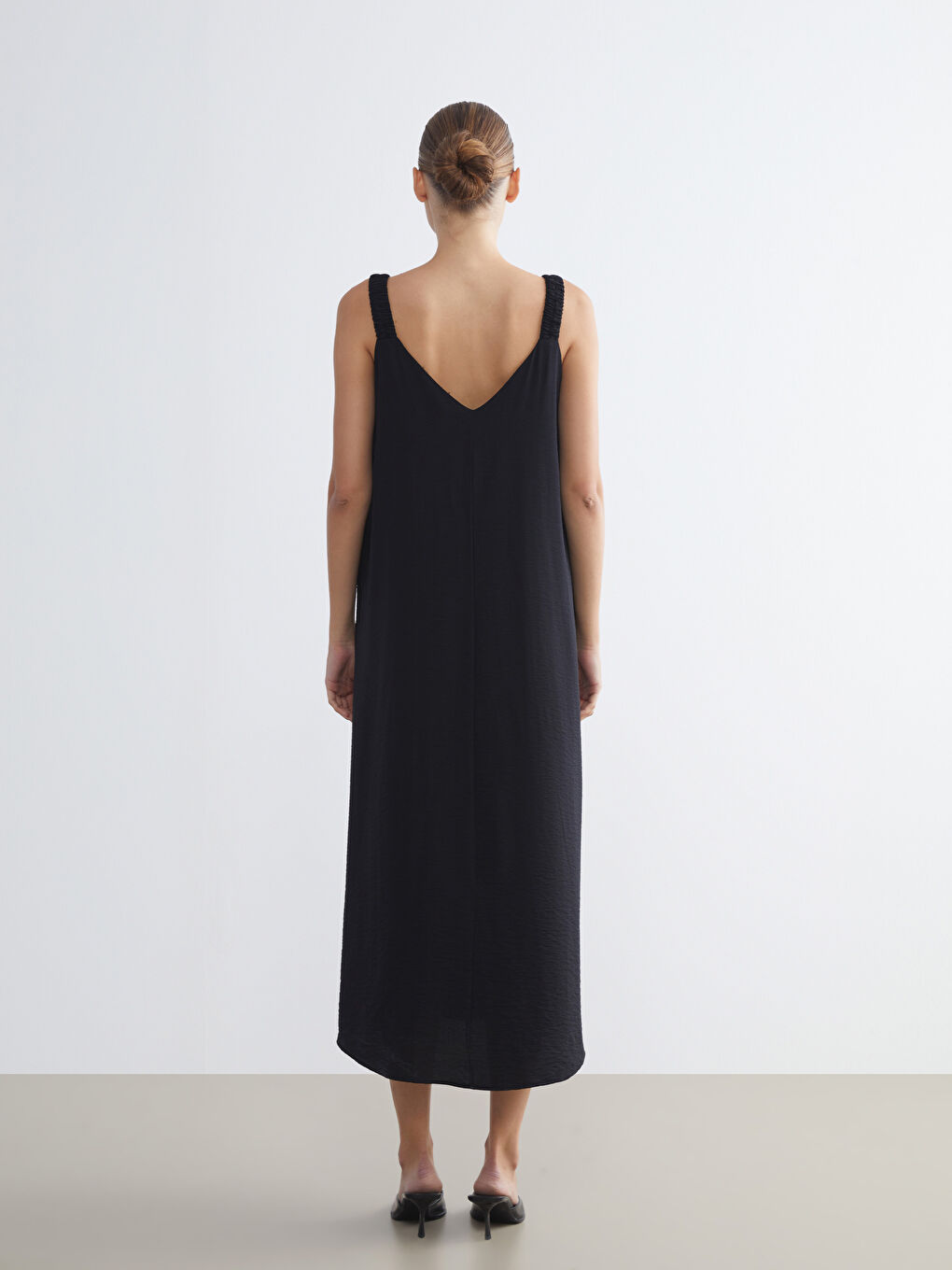 Siyah V Yaka Askılı A Kesim Elbise-3