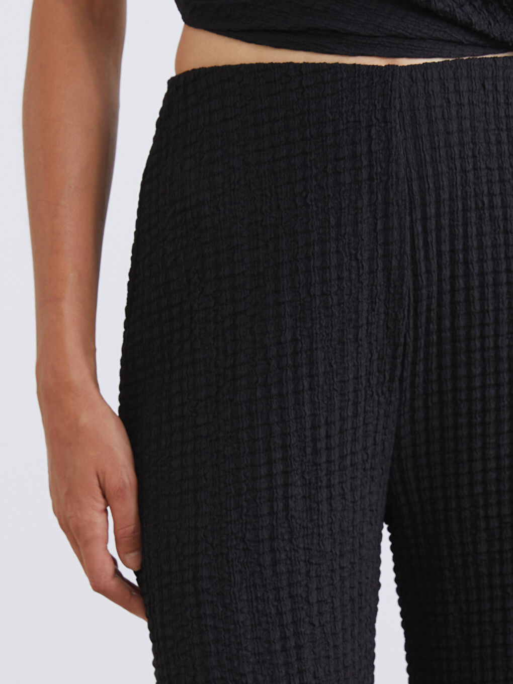 Siyah Beli Lastikli Dokulu Kadın Pantolon-2