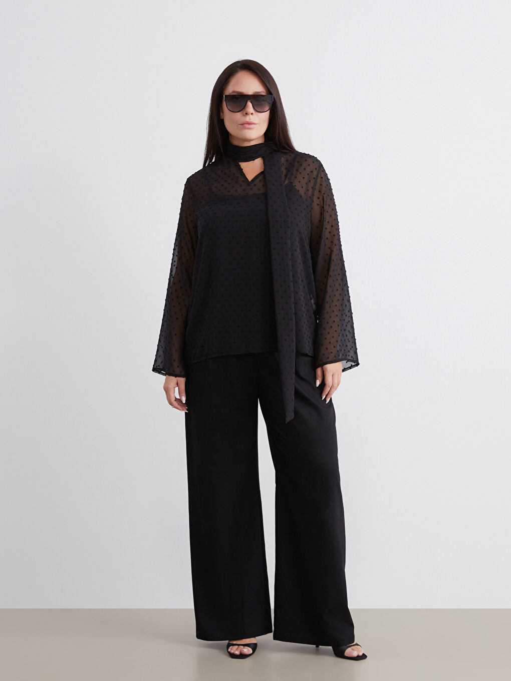 Siyah Şal Yaka Puantiyeli Şifon Bluz ve Atlet-1