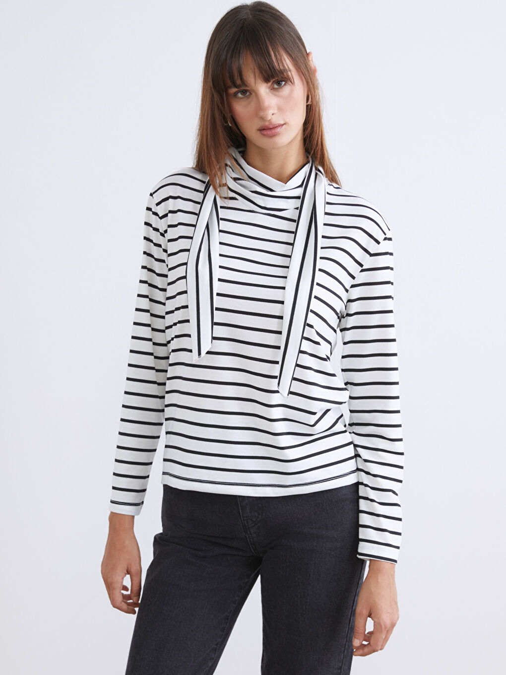 Siyah Dik Yaka Çizgili Kadın Tişört