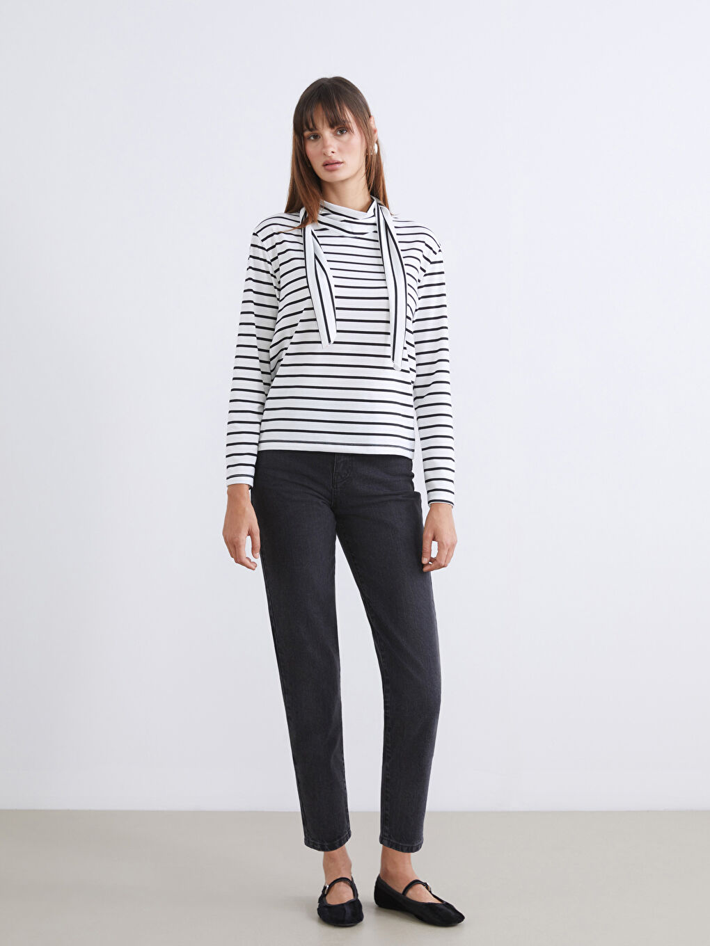 Siyah Dik Yaka Çizgili Kadın Tişört-1