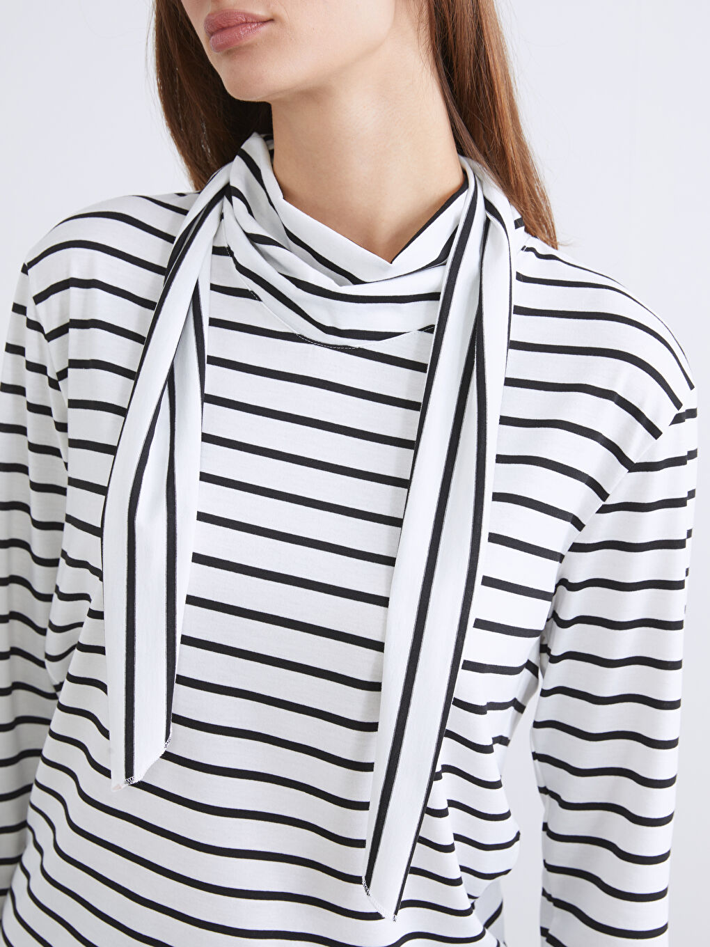 Siyah Dik Yaka Çizgili Kadın Tişört-2