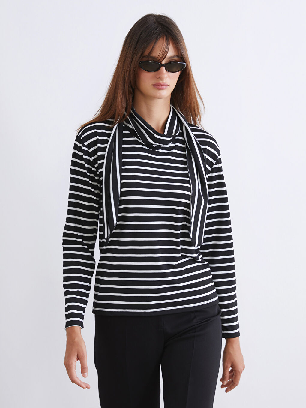 Beyaz Dik Yaka Çizgili Kadın Tişört