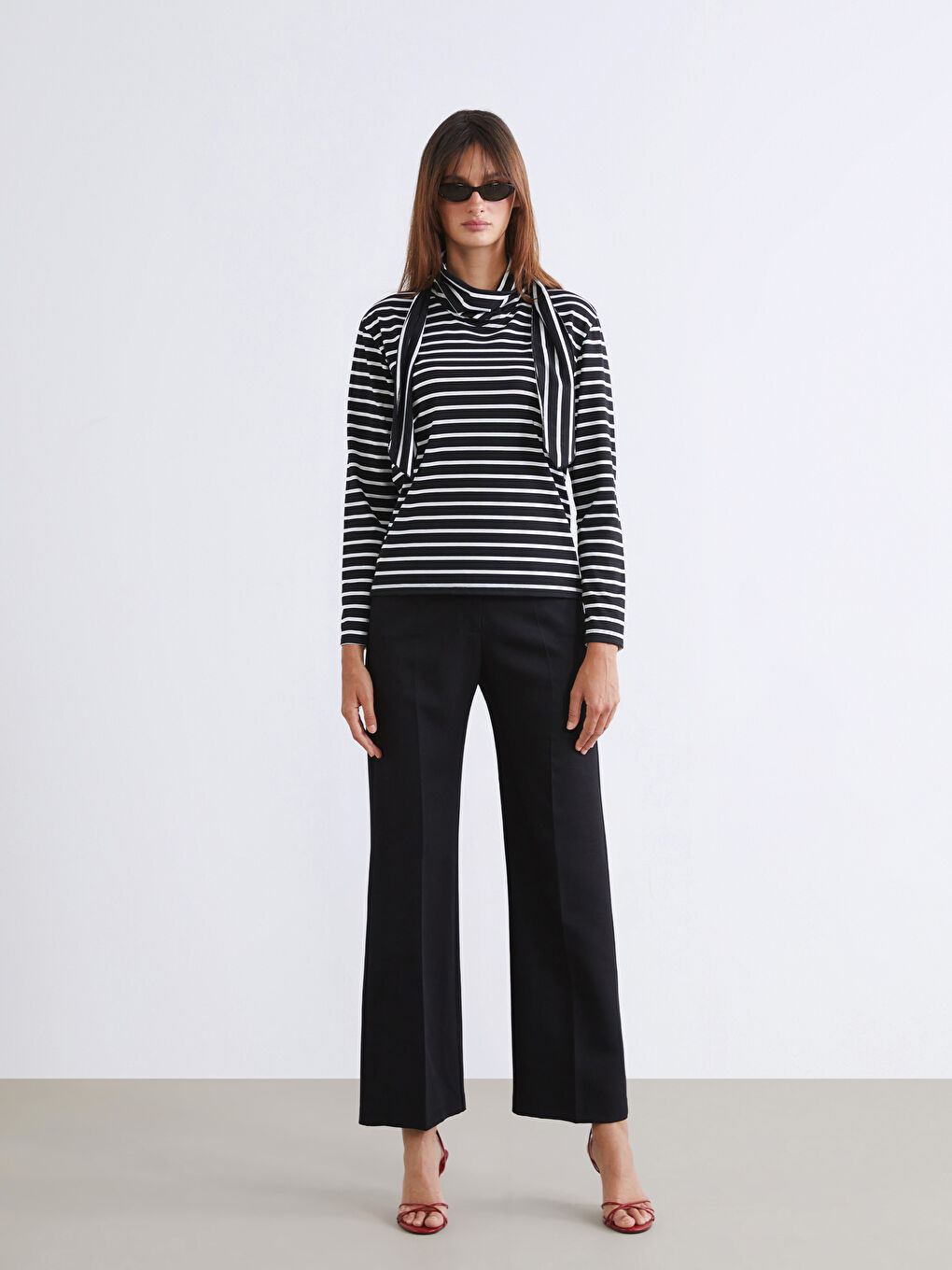 Beyaz Dik Yaka Çizgili Kadın Tişört-1