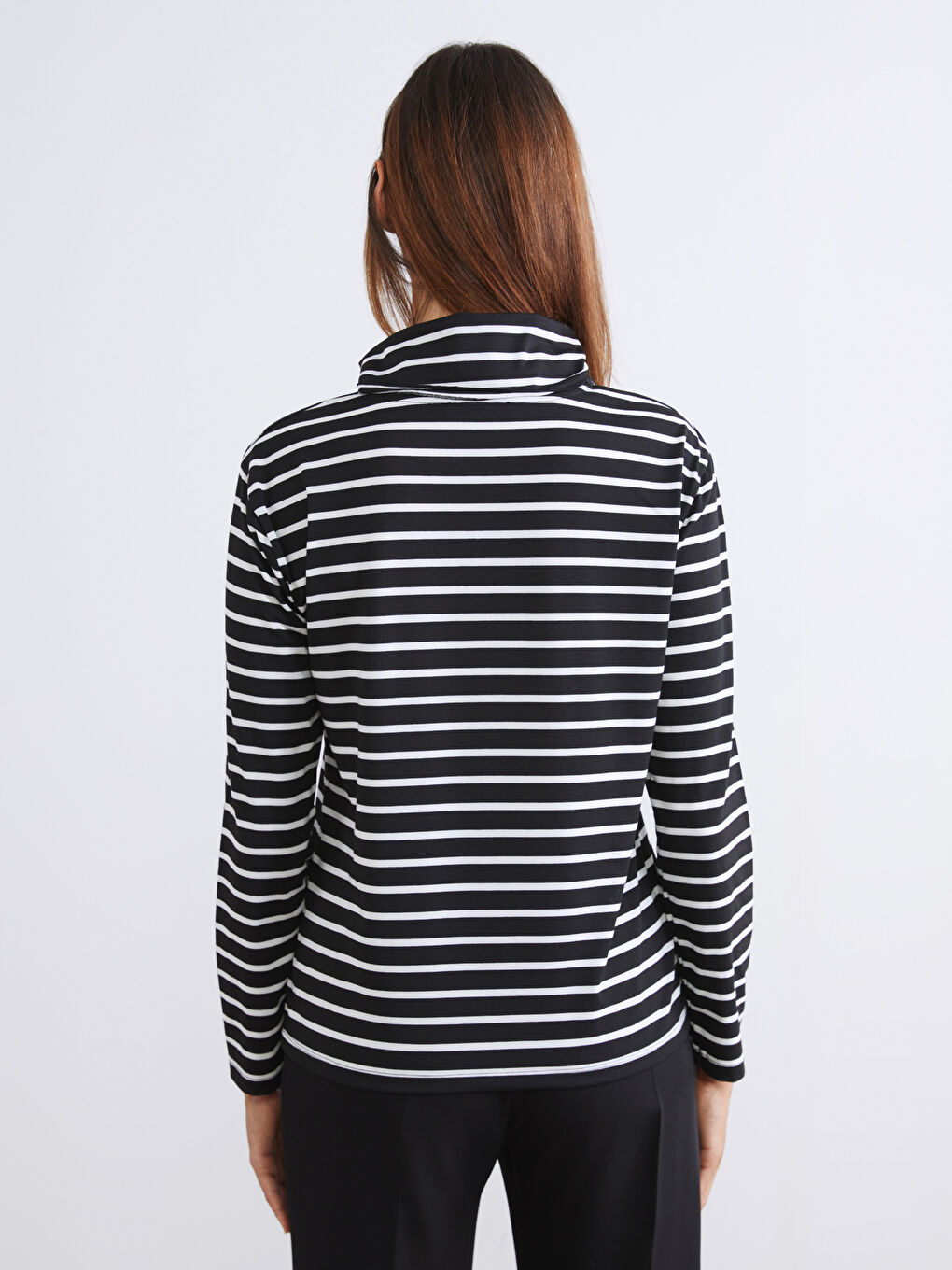 Beyaz Dik Yaka Çizgili Kadın Tişört-3