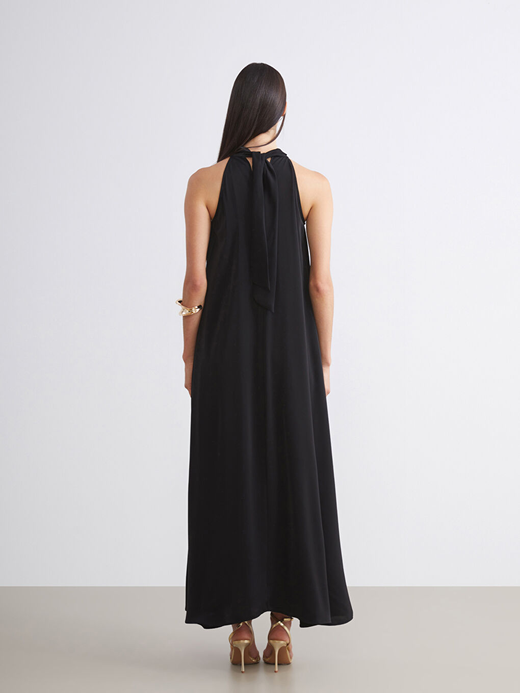 Siyah Halter Yaka Büzgülü Elbise-4