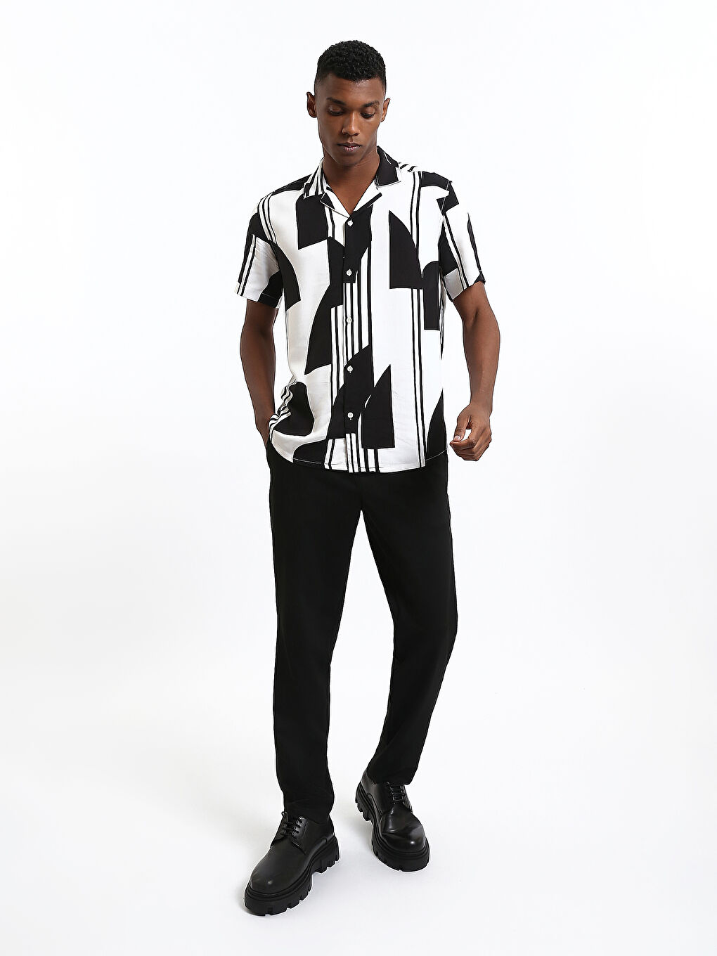 قميص رجالي بكم قصير بقماش دوبي بقصة عادية-1