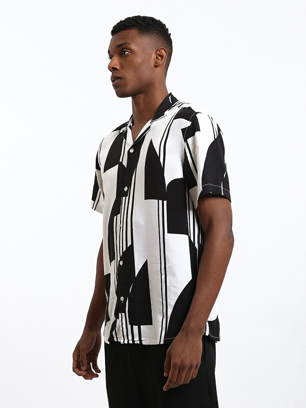 قميص رجالي بكم قصير بقماش دوبي بقصة عادية-3