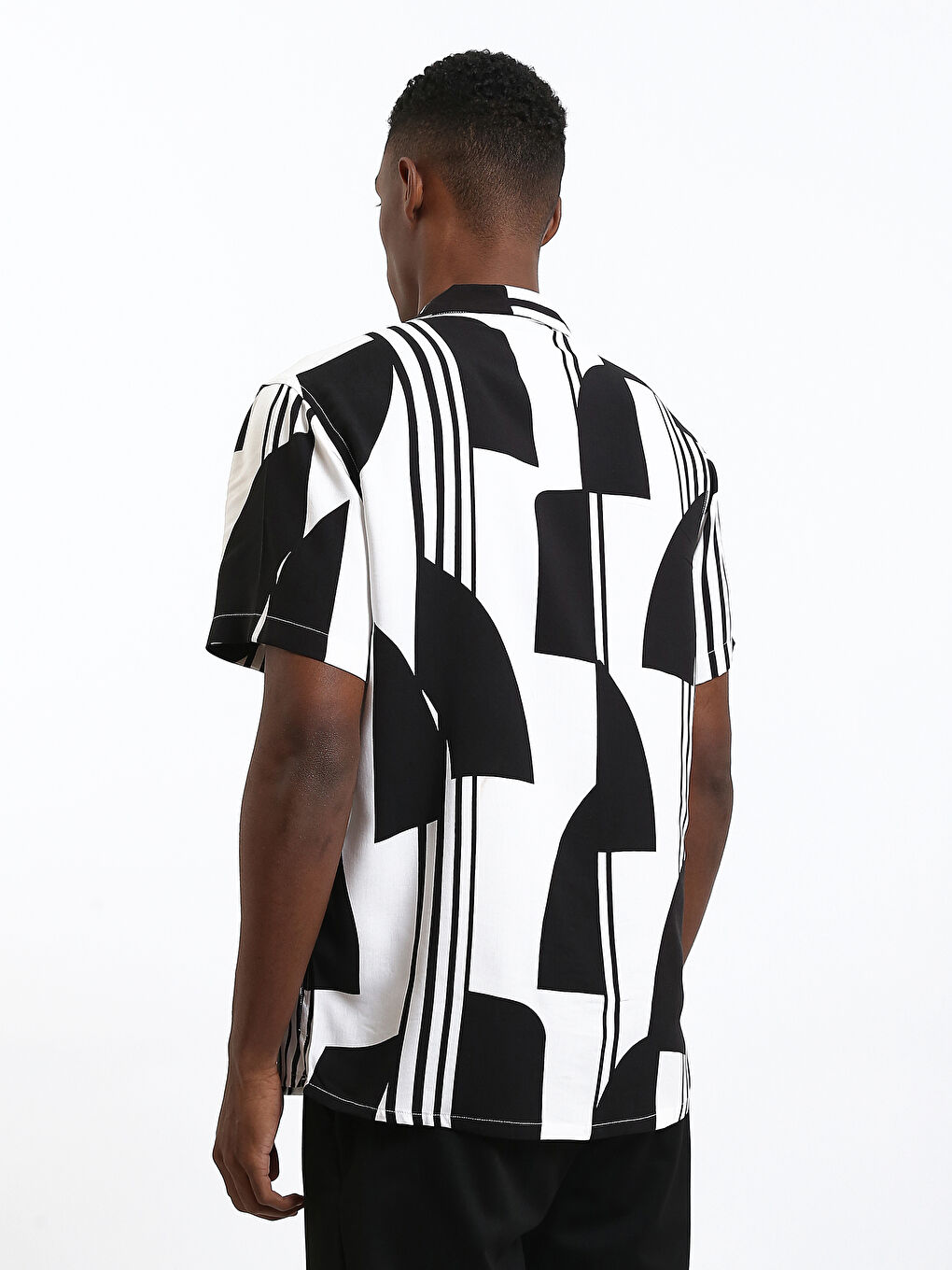 قميص رجالي بكم قصير بقماش دوبي بقصة عادية-4