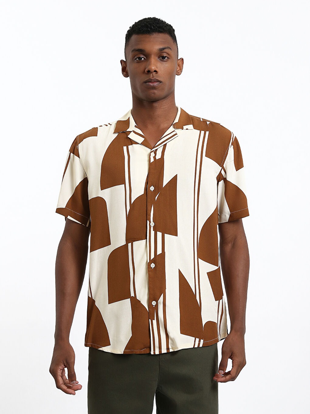 قميص رجالي بكم قصير بقماش دوبي بقصة عادية