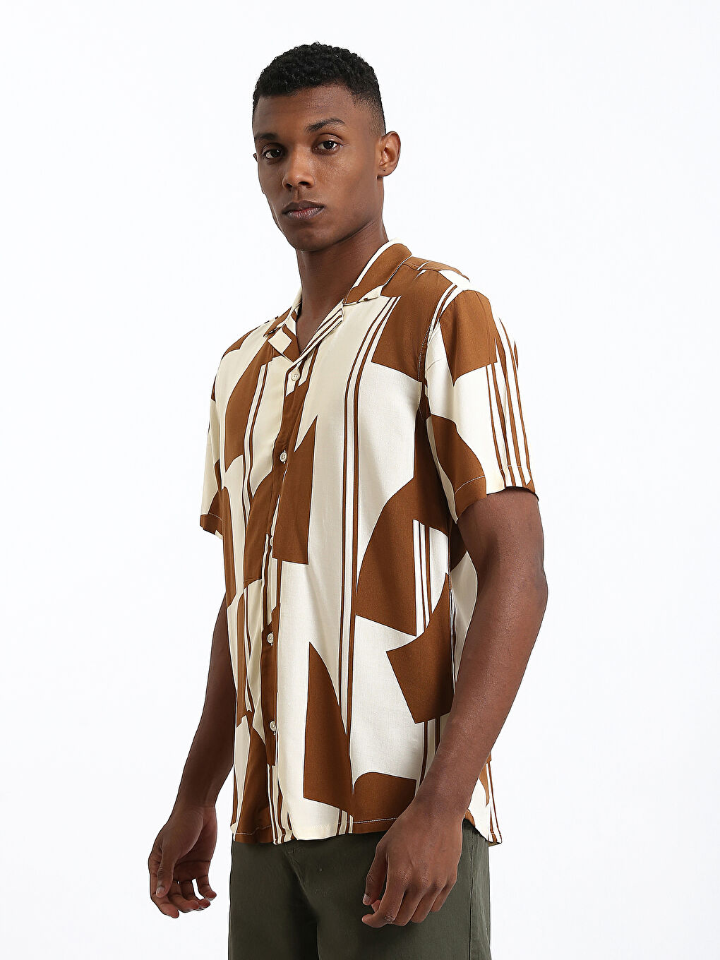 قميص رجالي بكم قصير بقماش دوبي بقصة عادية-3