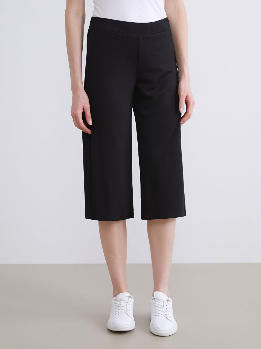 Siyah Beli Lastikli Kadın Kapri-1