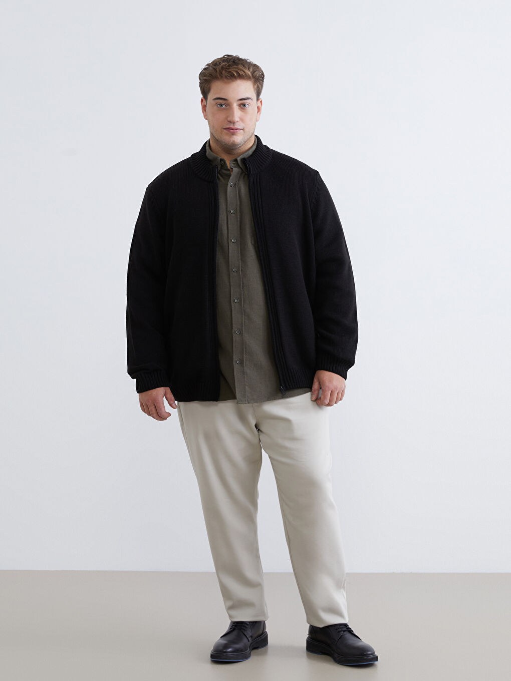 Siyah Standart Kalıp Dik Yaka Erkek Triko Hırka-1