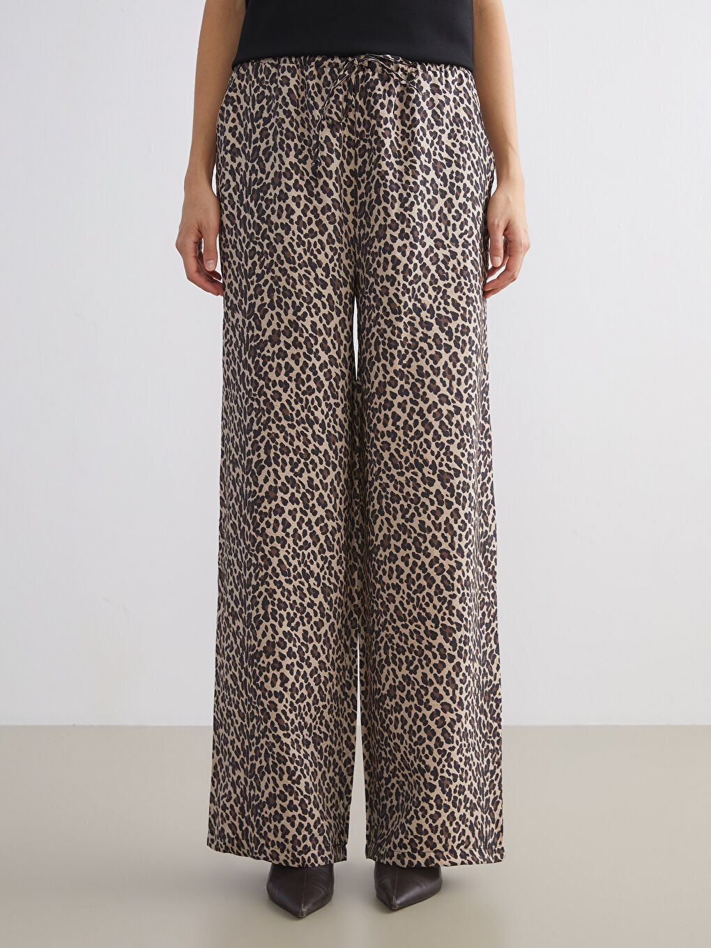 Kahverengi Beli Lastikli Leopar Desenli Kadın Pantolon-1