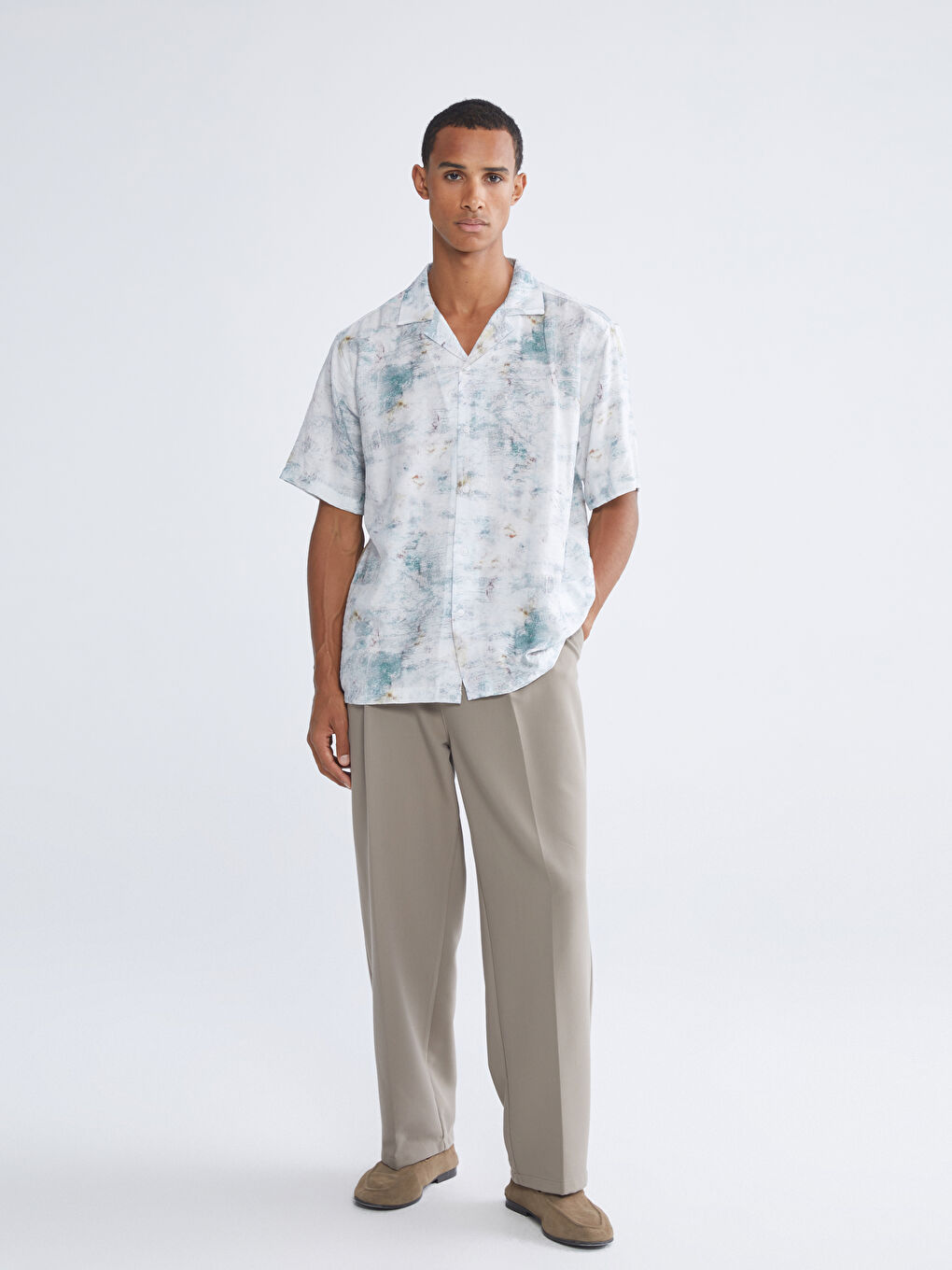 Bej Regular Fit Resort Yaka Kısa Kollu Desenli Viskon Erkek Gömlek-1