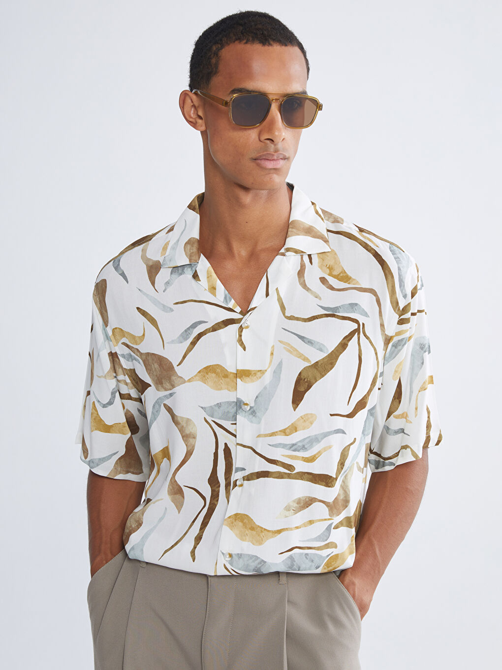 Bej Regular Fit Resort Yaka Kısa Kollu Desenli Poplin Erkek Gömlek