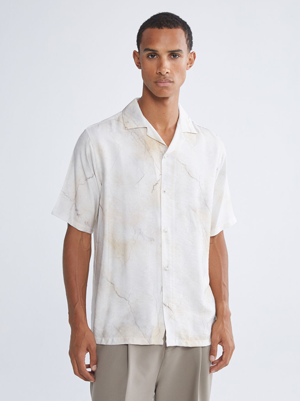 Bej Regular Fit Resort Yaka Kısa Kollu Desenli Erkek Gömlek