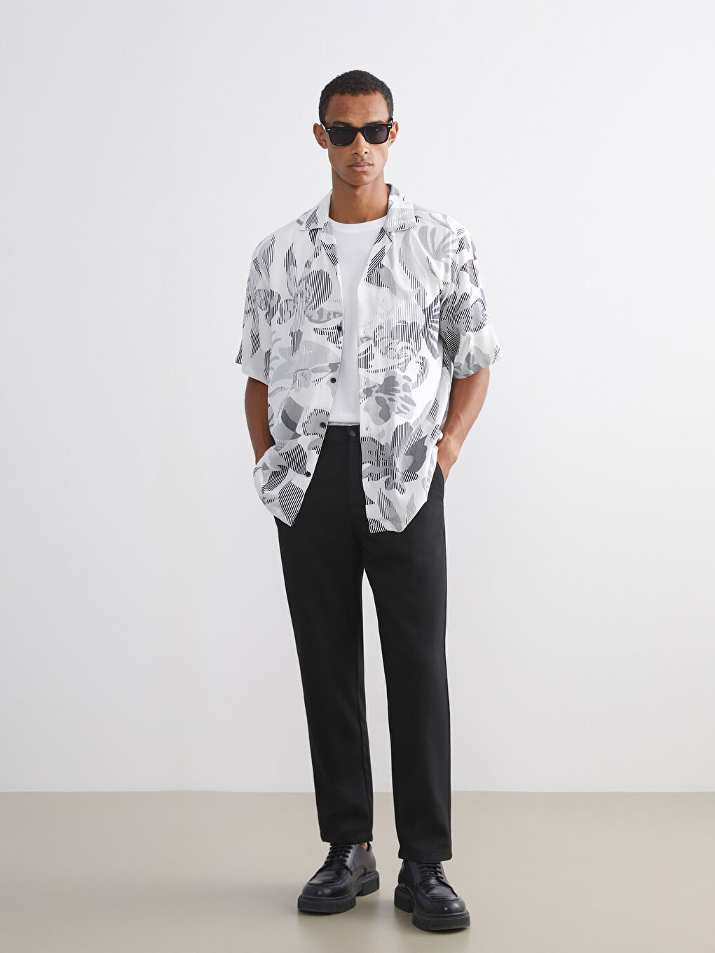 Ekru Regular Fit Resort Yaka Kısa Kollu Desenli Erkek Gömlek-1