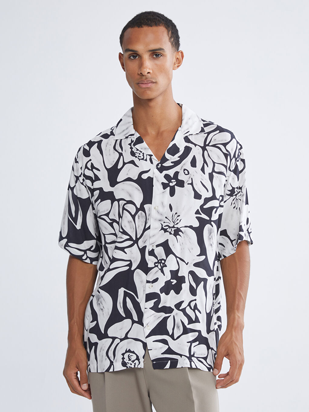 Siyah Regular Fit Resort Yaka Kısa Kollu Desenli Viskon Erkek Gömlek