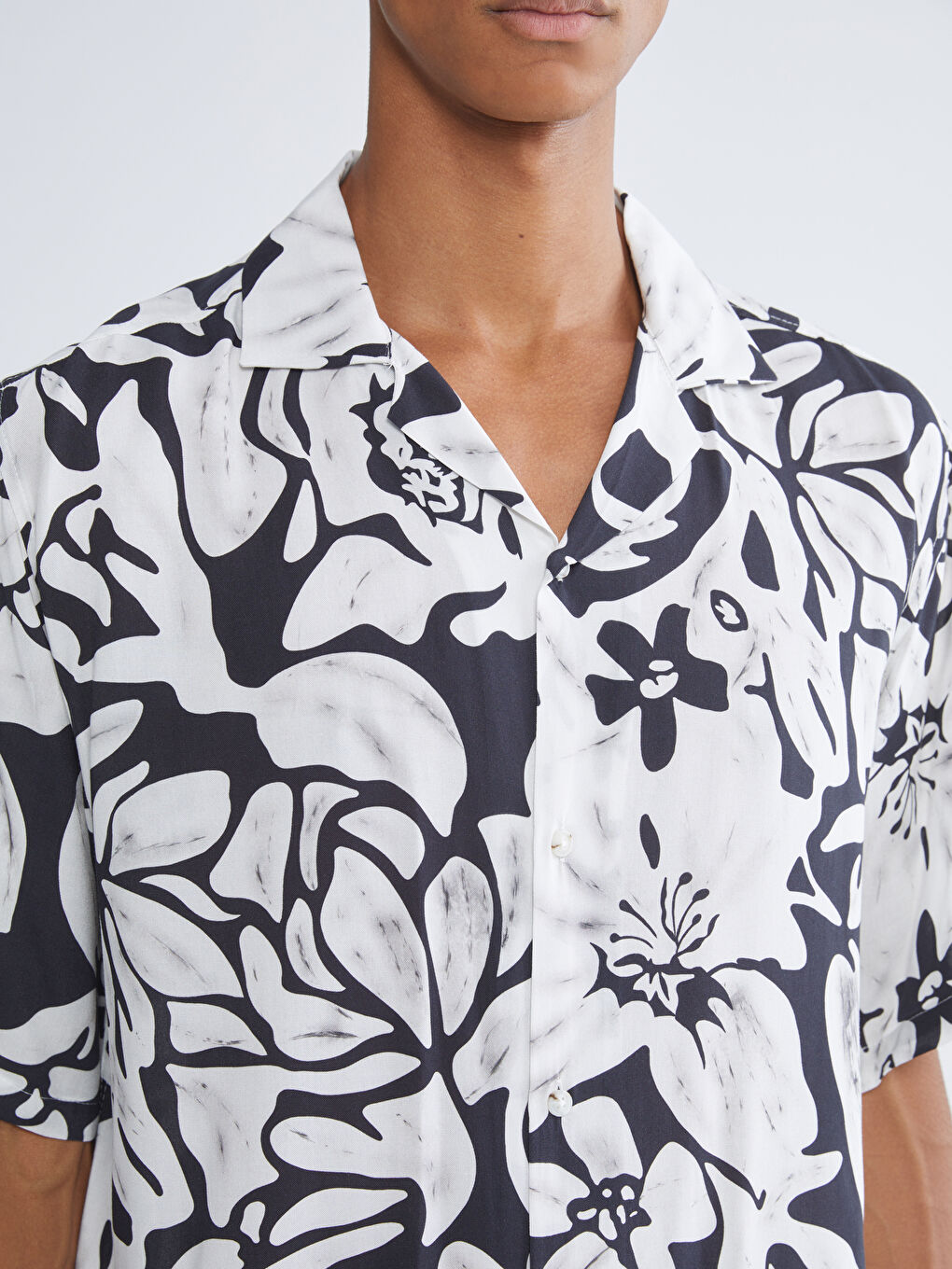 Siyah Regular Fit Resort Yaka Kısa Kollu Desenli Viskon Erkek Gömlek-2