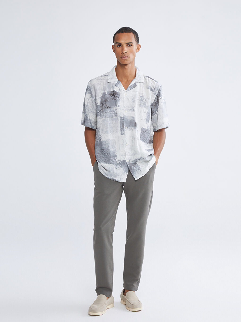 Gri Regular Fit Resort Yaka Kısa Kollu Desenli Erkek Gömlek-1