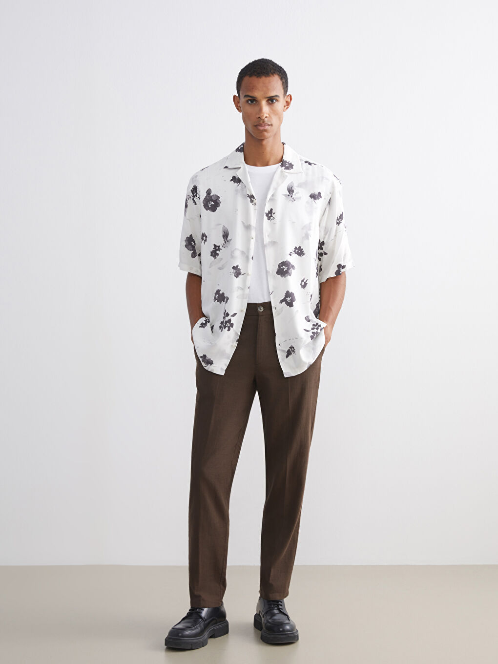 Ekru Resort Yaka Kısa Kollu Desenli Viskon Erkek Gömlek-1