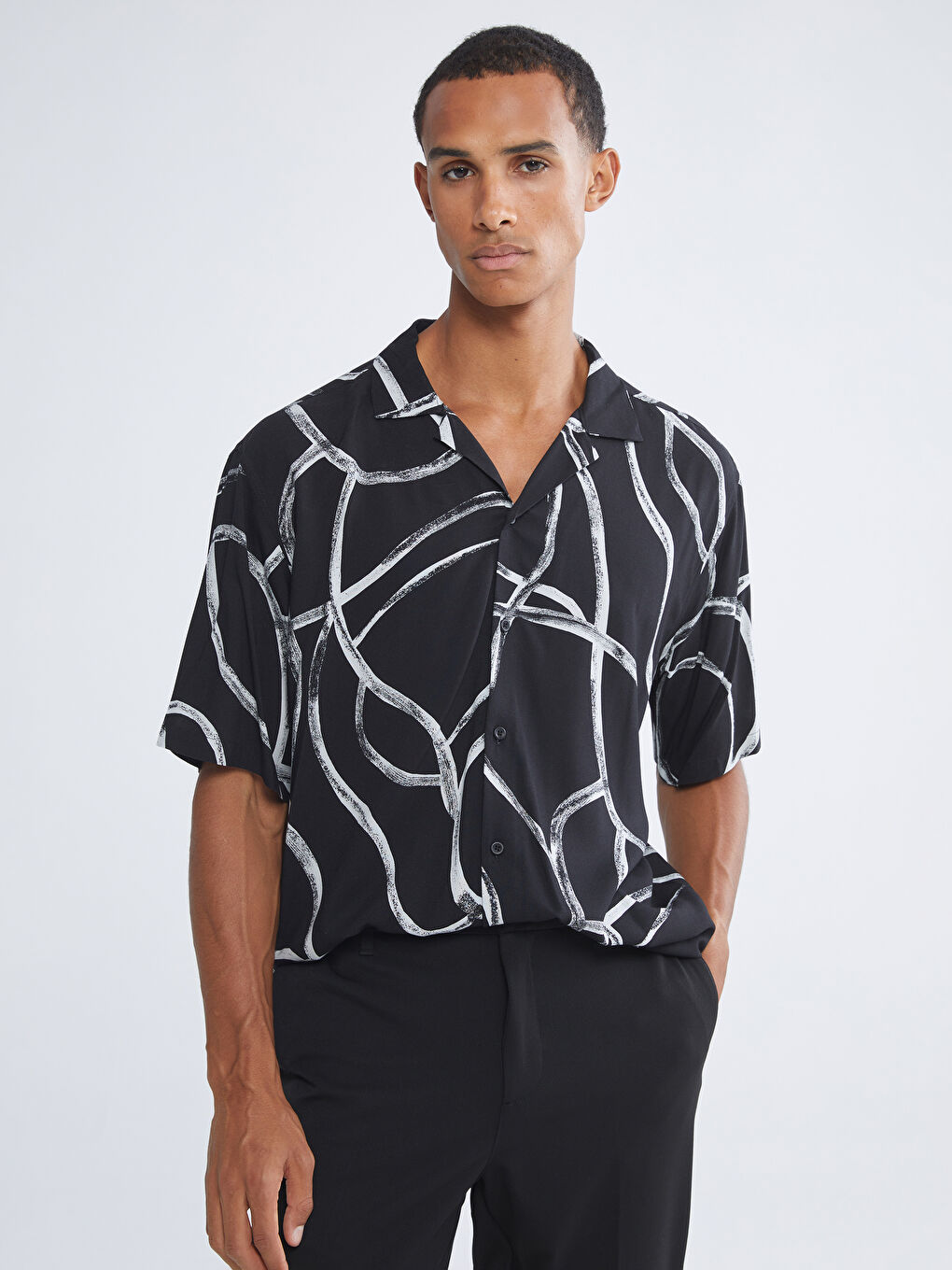 Siyah Regular Fit Resort Yaka Kısa Kollu Desenli Viskon Erkek Gömlek