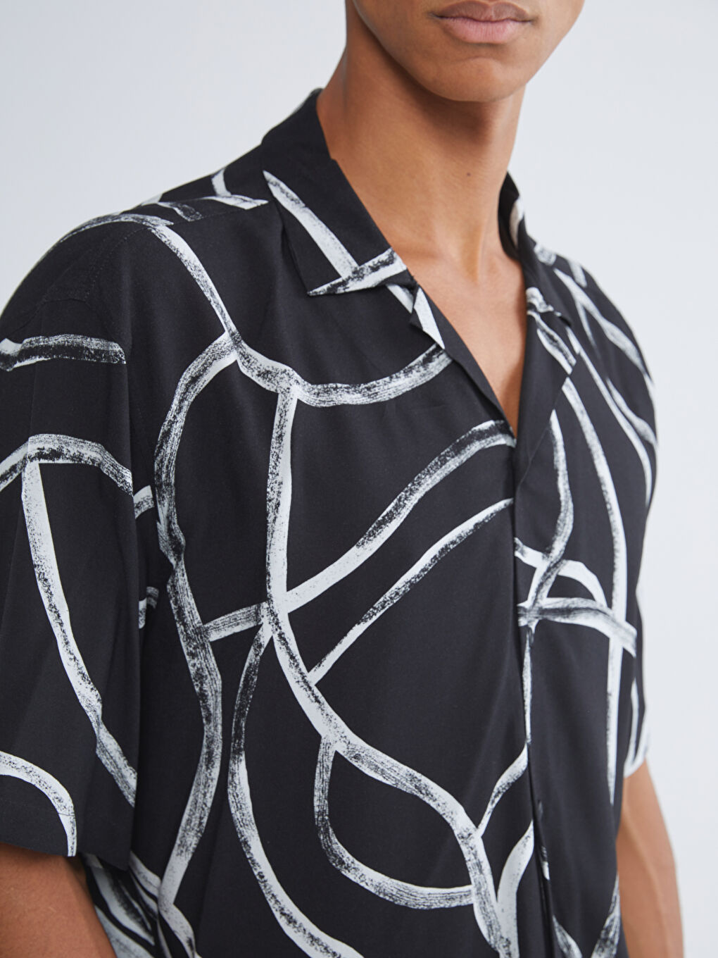 Siyah Regular Fit Resort Yaka Kısa Kollu Desenli Viskon Erkek Gömlek-2