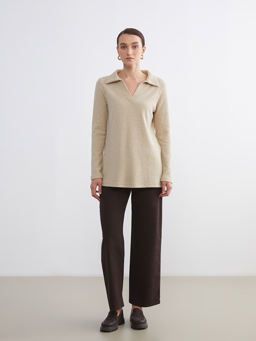 Bej Polo Yaka Parlak Görünümlü Bluz-1