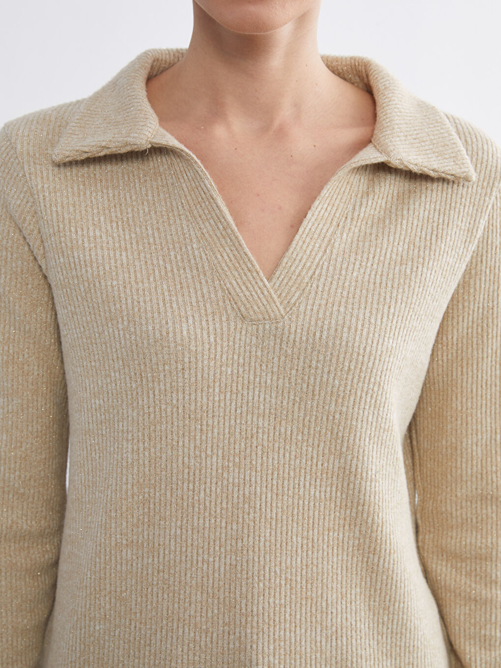 Bej Polo Yaka Parlak Görünümlü Bluz-2