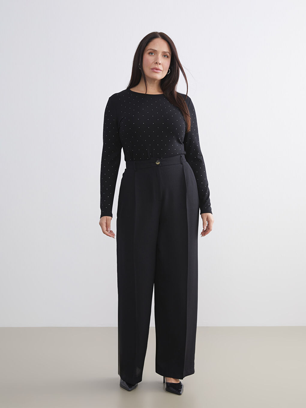 Siyah Bisiklet Yaka Taşlı Kadın Tişört-1