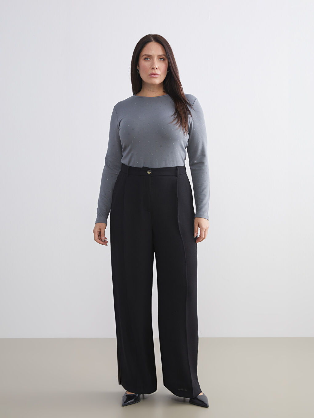 Gri Bisiklet Yaka Taşlı Kadın Tişört-1