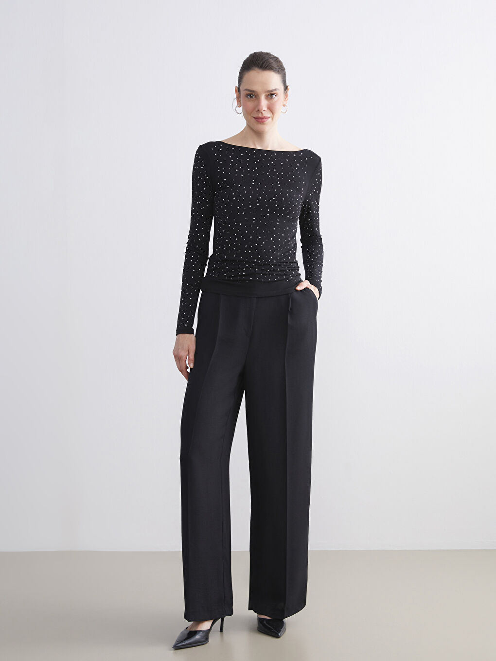 Siyah Kayık Yaka Taşlı Bluz-2